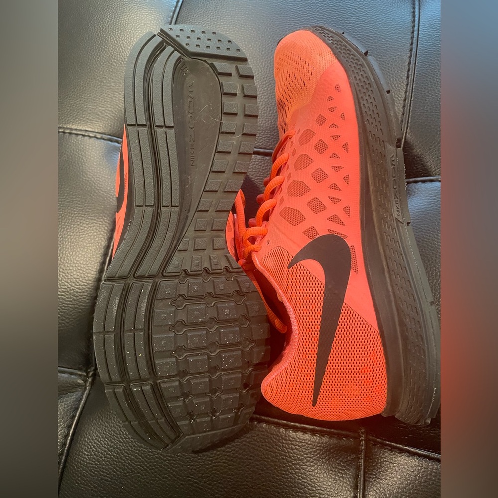 Women’s Nikes size 9 - Picture 3 of 3